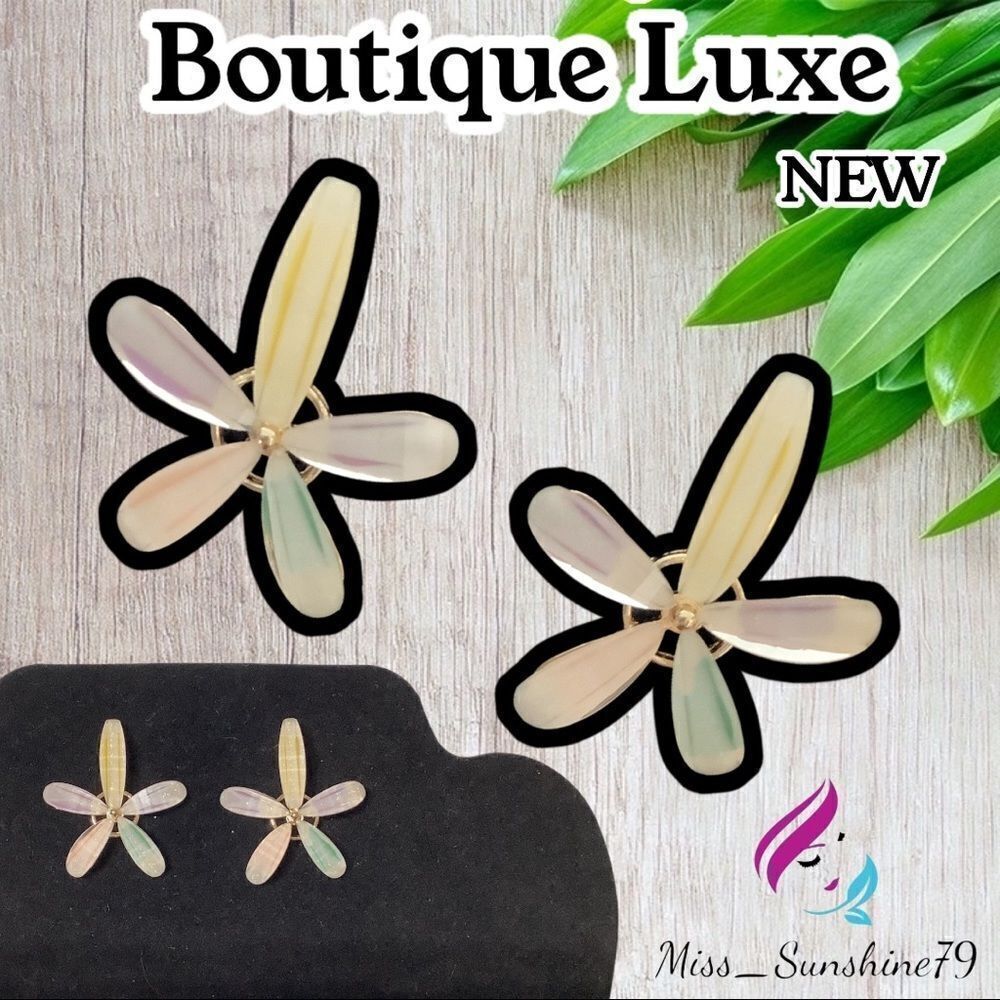 Boutique Luxe NEW - glitter resin gold petals 🥰